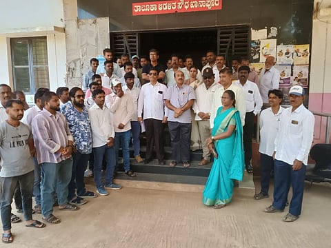 ಖಾನಾಪುರದಲ್ಲಿ ಗುರುವಾರ ಪೊಲೀಸ್ ಠಾಣೆ ಶಾಂತಿ ಸಭೆಯಲ್ಲಿ ಅಪರಾಧ ಹಿನ್ನೆಲೆವುಳ್ಳವರಿಗೆ ಮಣೆ ಹಾಕಿರುವುದನ್ನು ಖಂಡಿಸಿ ಬ್ಲಾಕ್ ಕಾಂಗ್ರೆಸ್ ಕಾರ್ಯಕರ್ತರು ಪ್ರತಿಭಟಿಸಿದರು. 