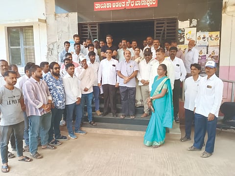  ಖಾನಾಪುರದಲ್ಲಿ ಬ್ಲಾಕ್​ ಕಾಂಗ್ರೆಸ್​ ಕಾರ್ಯಕರ್ತರು ಪ್ರತಿಭಟಿಸಿದರು. ಈಶ್ವರ ಘಾಡಿ, ಮಹಾಂತೇಶ ರಾವುತ, ಲಕ್ಷ$್ಮಣ ಮಾದಾರ ಇತರರಿದ್ದರು.