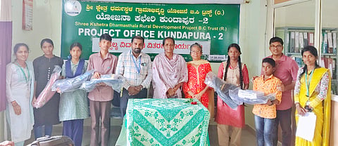  ಕುಂದಾಪುರದಲ್ಲಿ ಮಾಶಾಸನ ಸೌಲಭ್ಯ ಪಡೆಯುತ್ತಿರುವ ಫಲಾನುಭವಿಗಳ ಕುಟುಂಬದ ಐವರು ವಿದ್ಯಾರ್ಥಿಗಳಿಗೆ ‘ವಾತ್ಸಲ್ಯ ವಿದ್ಯಾನಿಧಿ’ ವಿತರಣಾ ಕಾರ್ಯಕ್ರಮ ನಡೆಯಿತು. ಪ್ರಮುಖರಾದ ರಾಧಾ ದಾಸ್, ಸುಧೀರ್ ಹಂಗಳೂರು, ತಿಲೋತ್ತಮ ನಾಯ್ಕ ಉಪಸ್ಥಿತರಿದ್ದರು.  