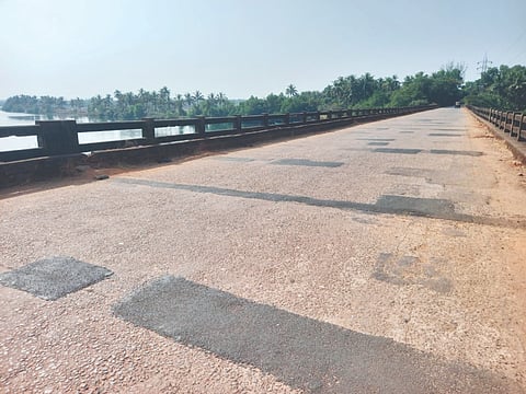 ಆಲೂರು ಗುಜ್ಜಾಡಿ ರಸ್ತೆಯಲ್ಲಿರುವ ಬಂಟ್ವಾಡಿ ಎಂಬಲ್ಲಿ ಸೌಪರ್ಣಿಕಾ ನದಿಗೆ ಅಡ್ಡಲಾಗಿ ನಿರ್ಮಿಸಿರುವ ಸೇತುವೆಯನ್ನು ದುರಸ್ತಿ ಮಾಡಿರುವುದು.