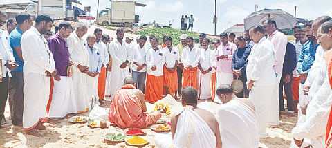  ಕುಂದಾಪುರ ಹಾಗೂ ಬೈಂದೂರು ತಾಲೂಕು ನಾಡದೋಣಿ ಮೀನುಗಾರರ ಒಕ್ಕೂಟದಿಂದ ಸಮುದ್ರ ಪೂಜೆ ನಡೆಯಿತು. ಪ್ರಮುಖರಾದ ಕುವಾರ ಖಾರ್ವಿ, ಯಶವಂತ ಖಾರ್ವಿ, ನಾಗೇಶ್ ಖಾರ್ವಿ ಮೊದಲಾದವರಿದ್ದರು.  