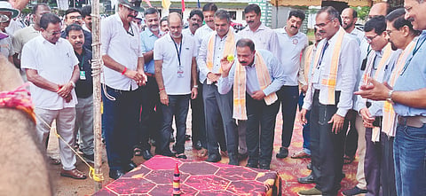  ಕುಂದಾಪುರ ಬೋರ್ಡ್ ಹೈಸ್ಕೂಲ್ ಮೈದಾನದಲ್ಲಿ ಭಾನುವಾರ ಆಯೋಜಿಸಲಾಗಿದ್ದ ಗ್ರಾಮೀಣ ಕ್ರೀಡೆಗಳ ಆಟೋಟ ಸ್ಪರ್ಧೆ ‘ಲಗೋರಿ’ಯನ್ನು ಸತ್ಯನಾರಾಯಣ ಬಾಡ ಉದ್ಘಾಟಿಸಿದರು. ಪ್ರಮುಖರಾದ ಚಂದ್ರಶೇಖರ ಶೆಟ್ಟಿ, ಕುಸುಮಾಕರ ಶೆಟ್ಟಿ, ಸತೀಶ ಹೆಗ್ಡೆ ಮತ್ತಿತರರಿದ್ದರು.