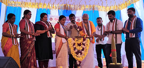  ಶ್ರೀ ವೀರೇಶ್ವರ ದೇವಸ್ಥಾನದ ವಠಾರದಲ್ಲಿ ನಡೆದ ಗಂಗೊಳ್ಳಿ ಗ್ರಾಮೋತ್ಸವವನ್ನು ಜಿ.ಲಕ್ಷ್ಮೀನಾರಾಯಣ ಭಟ್ ಉದ್ಘಾಟಿಸಿದರು.  ಮೀನುಗಾರಿಕೆ ಇಲಾಖೆ ಸಹಾಯಕ ನಿರ್ದೇಶಕಿ ಆಶಾ, ಗ್ರಾಪಂ ಉಪಾಧ್ಯಕ್ಷ ತಬ್ರೇಜ್, ತಾಪಂ ವಾಜಿ ಸದಸ್ಯ ಸುರೇಂದ್ರ ಖಾರ್ವಿ ಇತರರು ಇದ್ದರು.  