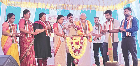 ಶ್ರೀ ವೀರೇಶ್ವರ ದೇವಸ್ಥಾನದ ವಠಾರದಲ್ಲಿ ನಡೆದ ಗಂಗೊಳ್ಳಿ ಗ್ರಾಮೋತ್ಸವವನ್ನು ಜಿ.ಲಕ್ಷ್ಮೀನಾರಾಯಣ ಭಟ್ ಉದ್ಘಾಟಿಸಿದರು. ಮೀನುಗಾರಿಕೆ ಇಲಾಖೆ ಸಹಾಯಕ ನಿರ್ದೇಶಕಿ ಆಶಾ, ಗ್ರಾಪಂ ಉಪಾಧ್ಯಕ್ಷ ತಬ್ರೇಜ್, ತಾಪಂ ವಾಜಿ ಸದಸ್ಯ ಸುರೇಂದ್ರ ಖಾರ್ವಿ ಇತರರು ಇದ್ದರು.