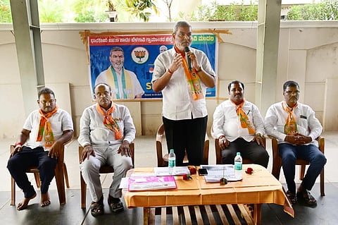 ಗೋಕಾಕ ನಗರದ ಎನ್‌ಎಸ್‌ಎ ಕಚೇರಿಯಲ್ಲಿ ಹಮ್ಮಿಕೊಂಡಿದ್ದ ಮತದಾರರ ಪಟ್ಟಿ ಪರಿಷ್ಕರಣೆ ಕುರಿತಾದ ಎಸ್‌ಐಆರ್ ವಿಶೇಷ ಸಭೆಯಲ್ಲಿ ಶಾಸಕ ಬಾಲಚಂದ್ರ ಜಾರಕಿಹೊಳಿ ಮಾತನಾಡಿದರು. ಗೋವಿಂದ ಕೊಪ್ಪದ, ಮಹಾದೇವ ಶೆಕ್ಕಿ, ಪರಸಪ್ಪ ಬಬಲಿ ಇತರರಿದ್ದರು.