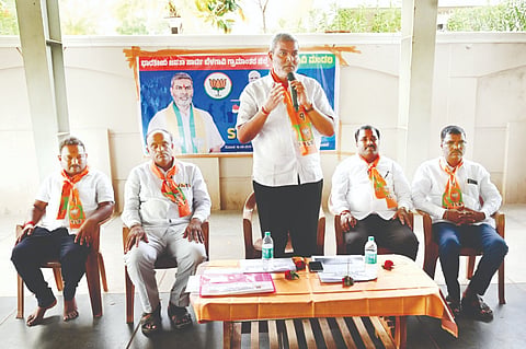 ಗೋಕಾಕ ನಗರದ ಎನ್‌ಎಸ್‌ಎಸ್‌ ಕಚೇರಿಯಲ್ಲಿ ಹಮ್ಮಿಕೊಂಡಿದ್ದ ಮತದಾರರ ಪಟ್ಟಿ ಪರಿಷ್ಕರಣೆ ಕುರಿತಾದ ಎಸ್‌ಐಆರ್ ವಿಶೇಷ ಸಭೆಯಲ್ಲಿ ಶಾಸಕ ಬಾಲಚಂದ್ರ ಜಾರಕಿಹೊಳಿ ಮಾತನಾಡಿದರು. ಗೋವಿಂದ ಕೊಪ್ಪದ, ಮಹಾದೇವ ಶೆಕ್ಕಿ, ಪರಸಪ್ಪ ಬಬಲಿ, ಪ್ರಮೋದ ನುಗ್ಗಾನಟ್ಟಿ ಇತರರಿದ್ದರು.