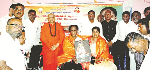 ಗುರುಮಠಕಲ್‌ನಲ್ಲಿ ಪ್ರಾಥಮಿಕ ಮತ್ತು ಪ್ರೌಢಶಾಲಾ ಶಿಕ್ಷಕರ ಬಳಗ ಶನಿವಾರ ಏರ್ಪಡಿಸಿದ್ದ ಕಾರ್ಯಕ್ರಮದಲ್ಲಿ ವಯೋನಿವೃತ್ತ ಹಿರಿಯ ಡಯಟ್ ಉಪನ್ಯಾಸಕ ಜಿ.ಚಂದ್ರಕಾAತರೆಡ್ಡಿ ದಂಪತಿಯನ್ನು ಸನ್ಮಾನಿಸಲಾಯಿತು. ಶ್ರೀ ಶಾಂತವೀರ ಗುರುಮುರುಘರಾಜೇಂದ್ರ ಸ್ವಾಮೀಜಿ, ತಾಪಂ ಇಒ ಬಸವರಾಜ ಶರಭೈ, ನಿವೃತ್ತ ಬಿಇಒ ಸತ್ಯಕುಮಾರ ಬಾಗೋಡಿ ಇತರರಿದ್ದರು.