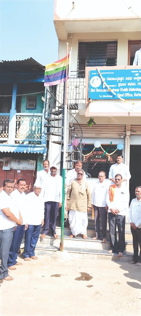 ಗುರ್ಲಾಪುರ ಗ್ರಾಮದ ಶ್ರೀ ರೇವಣಸಿದ್ಧೇಶ್ವರ ವಿವಿಧೋದ್ದೇಶಗಳ ಸೌಹಾರ್ದ ಸಹಕಾರ ಸಂದಲ್ಲಿ ರಾಮಪ್ಪ ನೇಮಗೌಡರ ಸಹಕಾರ ಸಪ್ತಾಹದ ಧ್ವಜಾರೋಹಣ ನೆರವೇರಿಸಿದರು. ಮಹಾದೇವ ರಂಗಾಪುರ, ಲಗಮಪ್ಪ ಹಳ್ಳೂರ, ರೇವಪ್ಪ ಸತ್ತಿಗೇರಿ ಇತರರಿದ್ದರು.