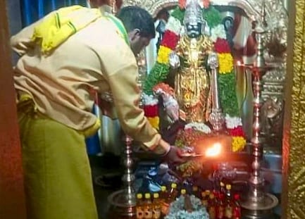 ಶನೈಶ್ಚರ ಸ್ವಾಮಿಗೆ ಪೂಜೆ ಸಲ್ಲಿಸುತ್ತಿರುವ ಅರ್ಚಕರು.