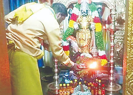 ಶನೈಶ್ಚರ ಸ್ವಾಮಿಗೆ ಪೂಜೆ ಸಲ್ಲಿಸುತ್ತಿರುವ ಅರ್ಚಕರು.