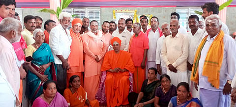 ಡಿ.ಹಲಸಹಳ್ಳಿ ಸಮೀಪದ ಗವಿಮಠದಲ್ಲಿ ಮಂಗಳವಾರ ಹಮ್ಮಿಕೊಂಡಿದ್ದ ಪೂಜಾ ಕಾರ್ಯಕ್ರಮದಲ್ಲಿ ಶ್ರೀ ಸಿದ್ದಗಂಗಾ ಸ್ವಾಮೀಜಿ, ಗವಿ ಮಠದ ಶ್ರೀ ಷಡಕ್ಷರ ಸ್ವಾಮೀಜಿ,  ಕನಕಪುರ ದೇಗುಲ ಮಠದ ಶ್ರೀ ಮುಮ್ಮಡಿ ನಿರ್ವಾಣ ಸ್ವಾಮೀಜಿ ಮತ್ತು ಗ್ರಾಮಸ್ಥರು ಹಾಜರಿದ್ದರು. 