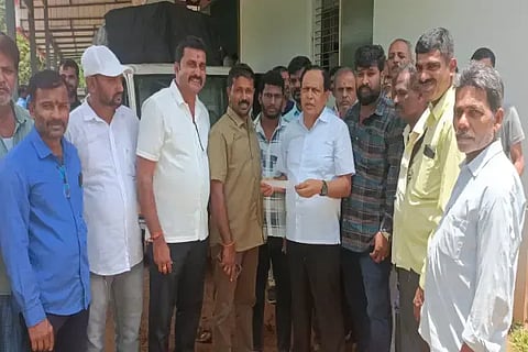ಹುಲಿಕಲ್ ಘಾಟ್ ಮಾರ್ಗದಲ್ಲಿ 9 ಟನ್ ಒಳಗಿನ ಲಾರಿಗಳ ಸಂಚಾರಕ್ಕೆ ಅವಕಾಶ ನೀಡುವಂತೆ ಸರ್ಕಾರವನ್ನು ಒತ್ತಾಯಿಸುವಂತೆ ಚಾಲಕರು ಮತ್ತು ಮಾಲೀಕರು ಮಾಜಿ ಸಚಿವ ಕಿಮ್ಮನೆ ರತ್ನಾಕರ್ ಅವರಿಗೆ ಮನವಿ ಸಲ್ಲಿಸಿದರು. ಹಿದಾಯತ್, ಗೋಪಾಲ ಶೆಟ್ಟಿ, ರಾಕೇಶ್, ಬಸಪ್ಪ ಗೌಡ ಇತರರಿದ್ದರು.