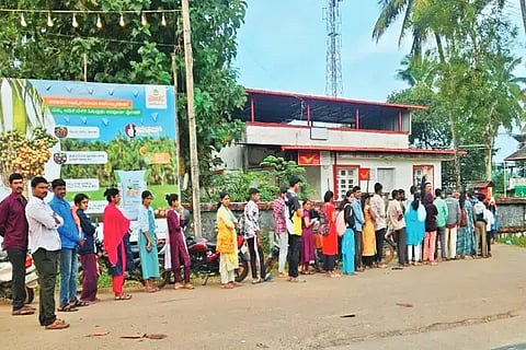 ಹೊಸನಗರದಲ್ಲಿ ಆಧಾರ್ ನೋಂದಣಿ, ತಿದ್ದುಪಡಿ ಮಾಡಿಸಲು ಸಾರ್ವಜನಿಕರು ಅಂಚೆ ಕಚೇರಿ ಎದುರು ಸರದಿ ಸಾಲಿನಲ್ಲಿ ನಿಂತಿರುವುದು.