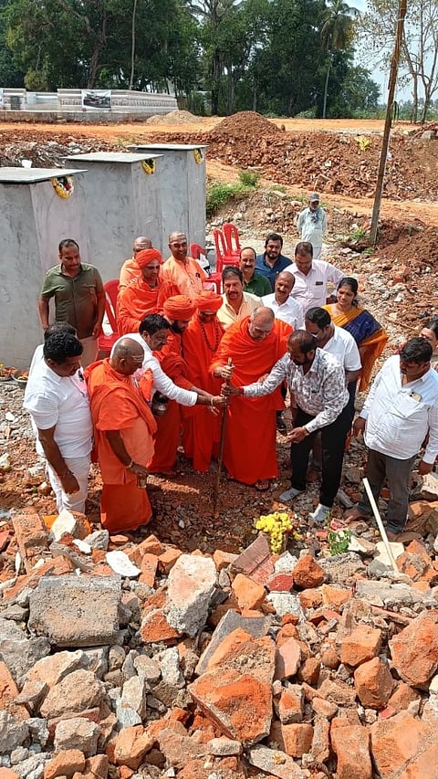 ಜವನಹಳ್ಳಿ ಮಠದ ಮಠಾಧೀಶ ಶ್ರೀ ಸಂಗಮೇಶ್ವರ ಸ್ವಾಮೀಜಿ ಅವರ 60ನೇ ಜನ್ಮದಿನೋತ್ಸವ ಮತ್ತು ಮಠದ ಹಿರಿಯ ಶ್ರೀಗಳ ತ್ರೀಮೂರ್ತಿ ಗದ್ದುಗೆ ನಿರ್ಮಾಣ ಕಾರ್ಯದ ಶಂಕುಸ್ಥಾಪನೆ ನೆರವೇರಿಸಲಾಯಿತು. ಶ್ರೀ ಶಂಭುನಾಥ ಸ್ವಾಮೀಜಿ, ಶ್ರೀ ಸಂಗಮೇಶ್ವರ ಸ್ವಾಮೀಜಿ, ರೇವಣ್ಣ ಸಿದ್ದೇಶ್ವರ ಸ್ವಾಮೀಜಿ, ವಿಜಯ್ ಕುಮಾರ್ ಸ್ವಾಮೀಜಿ, ನಂದಿಶ್ವರ ಶಿವಾಚಾರ್ಯ ಸ್ವಾಮೀಜಿ, ಬಸವಲಿಂಗ ಸ್ವಾಮೀಜಿ, ಮಲ್ಲೇಶ್ವರ ಸ್ವಾಮೀಜಿ, ತೊರೆನೂರು, ರವಿ ನಾಕಲಗೂಡು ಇತರರಿದ್ದರು.