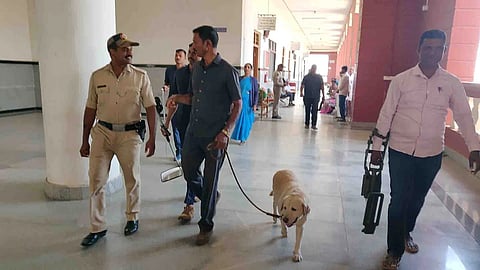 ಬಾಂಬ್ ನಿಷ್ಕ್ರೀಯ ದಳ ಮತ್ತು ಶ್ವಾನದಳ ಸಿಬ್ಬಂದಿ ಕೋರ್ಟ್ ಆವರಣ ಪರಿಶೀಲನೆ ನಡೆಸಿತು.