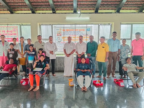 ಹಾಸನ ನಗರದ ಅರಸೀಕೆರೆ ರಸ್ತೆಯ ಎಸ್‌ಬಿಎಂ ಕಾಲನಿಯಲ್ಲಿ ವಿಶ್ವ ರಕ್ತದಾನಿಗಳ ದಿನಾಚರಣೆ ಅಂಗವಾಗಿ ಆಯೋಜಿಸಿದ್ದ ಆರೋಗ್ಯ ತಪಾಸಣಾ ಶಿಬಿರ, ರಕ್ತದಾನ ಶಿಬಿರ ಹಾಗೂ ದಂತ ತಪಾಸಣಾ ಶಿಬಿರವನ್ನು ಗಣ್ಯರು ಉದ್ಘಾಟಿಸಿದರು. ರವಿನಾಕಲಗೂಡು, ಚೇತನ್ ಗುರೂಜಿ, ಎಚ್.ಡಿ. ವಜ್ರಕುಮಾರ್, ಯೋಗೇಶ್ ಇತರರಿದ್ದರು.