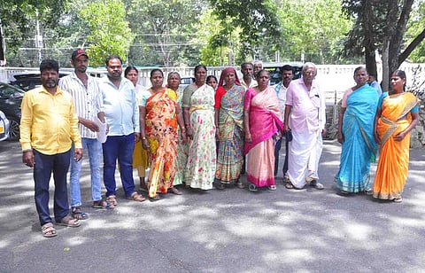  ಎರೆಬೊರೆ ಕಾವಲು ಗ್ರಾಮದ ನಿವಾಸಿಗಳು ಬುಧವಾರ ಜಿಲ್ಲಾಡಳಿತಕ್ಕೆ ಮನವಿ ಸಲ್ಲಿಸಿದರು. ಆನಂದ್ ಡಿ.ಗೌಡ, ಮುರುಗೇಶ್, ಚಂದ್ರಗೌಡ, ತಿಮ್ಮಯ್ಯ, ಶಿವಕುಮಾರ್, ಜ್ಯೋತಿ ಇತರರಿದ್ದರು.