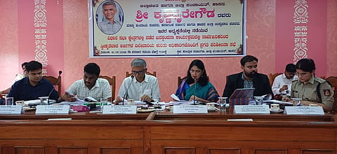 ಹಾಸನ ಜಿಲ್ಲಾ ಪಂಚಾಯಿತಿ ಹೊಯ್ಸಳ ಸಭಾಂಗಣದಲ್ಲಿ ಜನಸ್ಪಂದನ ಕಾರ್ಯಕ್ರಮದಲ್ಲಿ ಸಾರ್ವಜನಿಕರಿಂದ ಸ್ವೀಕೃತವಾಗಿರುವ ಅರ್ಜಿಗಳನ್ನು ವಿಲೇವಾರಿ ಮಾಡಿರುವ ಬಗ್ಗೆ ಅಧಿಕಾರಿಗಳೊಂದಿಗೆ ಪ್ರಗತಿ ಪರಿಶೀಲನಾ ಸಭೆ ನಡೆಸಿ ಸಚಿವ ಕೃಷಣ ಬೈರೇಗೌಡ ಮಾತನಾಡಿದರು. ಸಂಸದ ಶ್ರೇಯಸ್ ಎಂ. ಪಟೇಲ್, ಜಿಲ್ಲಾಧಿಕಾರಿ ಲತಾ ಕುಮಾರಿ, ಜಿಲ್ಲಾ ಪೊಲೀಸ್ ವರಿಷ್ಠಾಧಿಕಾರಿ ಶುಭಾನ್ವಿತಾ, ಜಿಲ್ಲಾ ಪಂಚಾಯಿತಿ ಮುಖ್ಯ ಕಾರ್ಯನಿರ್ವಹಣಾಧಿಕಾರಿ ಶುಭಂ ಶುಕ್ಲ, ಉಪ ಅರಣ್ಯ ಸಂರಕ್ಷಣಾಧಿಕಾರಿ ಸೌರಬ್ ಕುಮಾರ್ ಇದ್ದರು.