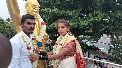 ಹಾಸನ ನಗರದ ಅಂಬೇಡ್ಕರ್ ಪ್ರತಿಮೆ ಎದುರು ಮನೋಜ್ ಹಾಗೂ ಪ್ರೀತಿ ದಲಿತ ಮುಖಂಡರ ಸಮ್ಮುಖದಲ್ಲಿ ವಿವಾಹವಾದರು.