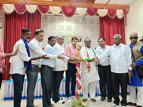 ಹಾಸನದ ಡಾ.ಬಿ.ಆರ್.ಅಂಬೇಡ್ಕರ್ ಭವನದಲ್ಲಿ ನೇರ ಪಾವತಿ ಪೌರಾಕಾರ್ಮಿಕರ ಆರೋಗ್ಯ ತಪಾಸಣೆ ಹಾಗೂ ಆರೋಗ್ಯ ವಿಮೆ ಕಾರ್ಡ್ ವಿತರಣೆ ಕಾರ್ಯಕ್ರಮವನ್ನು ಗಣ್ಯರು ಉದ್ಘಾಟಿಸಿದರು. ಮುರುಳಿ ಅಶೋಕ್ ಸಾಲಪ್ಪ, ಮಹಾನಗರ ಪಾಲಿಕೆಯ ಆಯುಕ್ತ ಕೃಷ್ಣಮೂರ್ತಿ ಇತರರಿದ್ದರು.