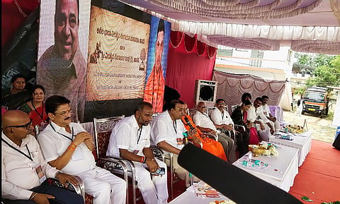 ಹಾಸನ ನಗರದ ಬಸವೇಶ್ವರ ದೇವಾಲಯ ಆವರಣದಲ್ಲಿ ಆಯೋಜಿಸಿದ್ದ ವೀರಶೈವ ಲಿಂಗಾಯತ ಬಿಜಿನೆಸ್ ಎಕ್ಸ್‌ಪೋ-2026 ಕಾರ್ಯಕ್ರಮದಲ್ಲಿ ಪುಷ್ಪಗಿರಿ ಮಠದ ಸೋಮಶೇಖರ ಸ್ವಾಮೀಜಿ, ನಟ ದೊಡ್ಡಣ್ಣ, ನವಿಲೆ ಪರಮೇಶ್, ಬಿ.ಪಿ. ಐಸಾಮಿಗೌಡ, ಎಂಟಿಇಎಸ್ ಅಧ್ಯಕ್ಷ ಬಿ.ಆರ್. ಗುರುದೇವ್, ಸಂಗಂ, ಮುಕ್ತಾಂಬ, ಗ್ರಾನೈಟ್ ರಾಜಶೇಖರ್, ಕಟ್ಟಾಯ ಶಿವಕುಮಾರ್ ಇತರರಿದ್ದರು.