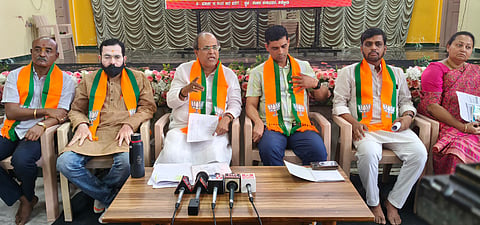 ಚಿಕ್ಕೋಡಿ ಕೇಶವಕಲಾ ಭವನದಲ್ಲಿ ಮಾಜಿ ಎಂಎಲ್‌ಸಿ ಮಹಾಂತೇಶ ಕವಟಗಿಮಠ ಮಾತನಾಡಿದರು. ಪಿ.ರಾಜೀವ, ಸತೀಶ ಅಪ್ಪಾಜಿಗೋಳ, ಅಮೃತ ಕುಲಕರ್ಣಿ, ಮಹೇಶ ಭಾತೆ, ಶಾಂಭವಿ ಅಶ್ವತ್ಥಪುರ ಇತರರಿದ್ದರು.