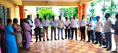 ಕಡೂರಿನ ದೊಡ್ಡಪಟ್ಟಣಗೆರೆ ಸರ್ಕಾರಿ ಪದವಿ ಪೂರ್ವ ಕಾಲೇಜಿನಲ್ಲಿ ವಿಜಯವಾಣಿ ವಿದ್ಯಾರ್ಥಿಮಿತ್ರ ಪತ್ರಿಕೆಯನ್ನು ಪಿಎಲ್ಡಿ ಬ್ಯಾಂಕ್ ನಿರ್ದೇಶಕ ಜಿಗಣೆಹಳ್ಳಿ ನೀಲಕಂಠಪ್ಪ ವಿತರಿಸಿದರು. ಕಲೀಮುಲ್ಲಾ, ರಂಗಸ್ವಾಮಿ, ಜಗದೀಶ್ ಇತರರಿದ್ದರು