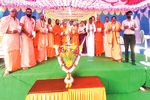 ಹುಲಿಕೆರೆ ದೊಡ್ಡ ಮಠದಲ್ಲಿ ಶ್ರೀ ವಿರೂಪಾಕ್ಷಲಿಂಗ ಸ್ವಾಮೀಜಿ ಅವರ ವಧರ್ಂತಿ ಮಹೋತ್ಸವದ ಉದ್ಘಾಟನಾ ಸಮಾರಂರಂಭದಲ್ಲಿ ಶಾಸಕ ಎಚ್.ಡಿ ತಮ್ಮಯ್ಯ, ಕಿರಿಯಶ್ರೀಗಳು ರಚಿಸಿದ ಮೌಖ್ತಿಕ ಶಕ್ತಿ ಕೃತಿ ಬಿಡುಗಡೆಗೊಳಿಸಿದರು.