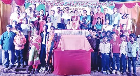 ಕಡೂರಿನ ಸಖರಾಯಪಟ್ಟಣದ ಕಲ್ಮರುಡೇಶ್ವರ ಬಡಾವಣೆ ಸರ್ಕಾರಿ ಕಿರಿಯ ಪ್ರಾಥಮಿಕ ಶಾಲೆ ವಾರ್ಷಿಕೋತ್ಸವ ನಡೆಯಿತು. ದಾಕ್ಷಯಣಮ್ಮ, ಉಮೇಶ್, ರಘು, ಕವಿತಾ, ನಟರಾಜು, ಅಶೋಕ್, ಉಷಾ, ಸುಚಿತ್ರಾ, ಕೀರ್ತಿ ಇದ್ದರು.
