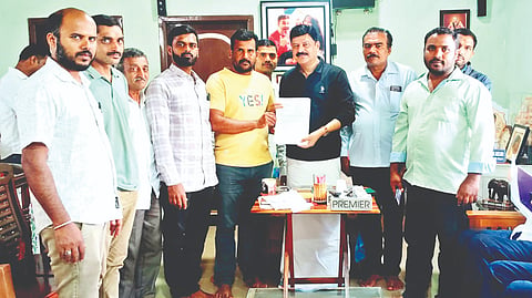 ಜನವಸತಿ ಪ್ರದೇಶವನ್ನು ಸಿಂಳೀಕ ವನ್ಯಜಿವಿ ಅಭಯಾರಣ್ಯ ವ್ಯಾಪ್ತಿಯಿಂದ ಹೊರಗಿಡಬೇಕು ಎಂದು ಒತ್ತಾಯಿಸಿ ಸ್ಥಳಿಯರು ಶಾಸಕ ಗೋಪಾಲಕೃಷ್ಣ ಅವರಿಗೆ ಮನವಿ ಸಲ್ಲಿಸಿದರು. ಪ್ರೀತಮ್​ ಜೈನ್​, ದಿನೇಶ್​, ಸೋಮಶೇಖರ್​ ಇತರರಿದ್ದರು.