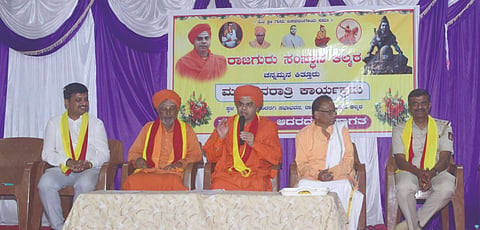 ಚನ್ನಮ್ಮನ ಕಿತ್ತೂರು ಪಟ್ಟಣದಲ್ಲಿ ಮಹಾಶಿವರಾತ್ರಿ ಅಂಗವಾಗಿ ಹಮ್ಮಿಕೊಂಡಿದ್ದ ಮಹಾಶಿವರಾತ್ರಿಯ ಮಹಿಮೆ ಶಿವ ಕೀರ್ತನೆ ಕಾರ್ಯಕ್ರಮದಲ್ಲಿ ಮಡಿವಾಳ ರಾಜಯೋಗೀಂದ್ರ ಸ್ವಾಮೀಜಿ, ಪಂಚಾರಿ ಸ್ವಾಮೀಜಿ ಇತರರಿದ್ದರು.