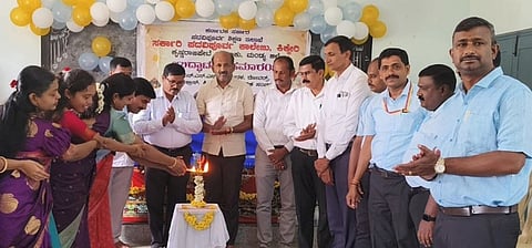 ಕಿಕ್ಕೇರಿ ಸರ್ಕಾರಿ ಪಿಯು ಕಾಲೇಜಿನಲ್ಲಿ ಪ್ರಥಮ ಪಿಯು ವಿದ್ಯಾರ್ಥಿಗಳ ಸ್ವಾಗತ ಸಮಾರಂಭ, ವಿವಿಧ ಸಂಘಗಳ ಉದ್ಘಾಟನಾ ಸಮಾರಂಭ ಗುರುವಾರ ಜರುಗಿತು. ಕೃಷ್ಣೇಗೌಡ, ಸಹದೇವು, ಚಲುವನಾರಾಯಣಸ್ವಾಮಿ, ವೆಂಕಟೇಗೌಡ, ಮಮತಾ, ಕುಮಾರಸ್ವಾಮಿ, ಬಸವರಾಜು ಮತ್ತಿತರರಿದ್ದರು.  