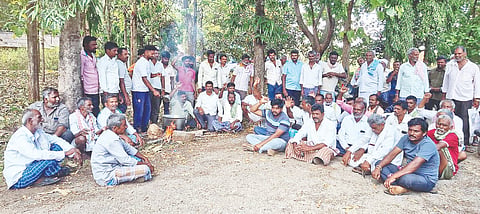 ಕೆರೆ ಕಟ್ಟೆಗೆ ನೀರು ತುಂಬಿಸಲು ಒತ್ತಾಯಿಸಿ ಕಿಕ್ಕೇರಿಯ ಹೇಮಾವತಿ ನಾಲೆ ಉಪವಿಭಾಗ ಕಚೇರಿ ಮುಂದೆ ಬುಧವಾರ ರೈತರು ಅಡುಗೆ ತಯಾರಿಸಿ ಪ್ರತಿಭಟನೆ ನಡೆಸಿದರು. ಶಾಮಣ್ಣ, ಕೆಂಪಣ್ಣ, ಶಂಭುಲಿಂಗ, ಸುರೇಶ್, ರಾಜಣ್ಣ, ಆನಂದ್, ಮಂಜೇಗೌಡ, ಕಿಕ್ಕೇರಿಗೌಡ, ಯೋಗೇಶ್ ಇತರರಿದ್ದರು.   