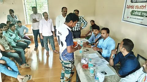 ಕಳಸ ತಾಲೂಕಿನ ಸಂಸೆ ಗ್ರಾಪಂಯಲ್ಲಿ ನಿವೇಶನ ಹಂಚಿಕೆಯನ್ನು ಲಾಟರಿ ಎತ್ತುವ ಮೂಲಕ ನಡೆಸಲಾಯಿತು. ಚೇತನ್, ವಿಠಲ, ಲಕ್ಷ್ಮಣ್, ಮೆಹಬೂಬ್ ಇತರರಿದ್ದರು.