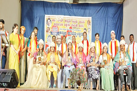 ಕಳಸದಲ್ಲಿ ಆಯೋಜಿಸಿದ್ದ ಕನ್ನಡ ರಾಜ್ಯೋತ್ಸವ ಕಾರ್ಯಕ್ರಮದಲ್ಲಿ ವಿವಿಧ ಕ್ಷೇತ್ರದ ಸಾಧಕರನ್ನು ಸನ್ಮಾನಿಸಲಾಯಿತು.