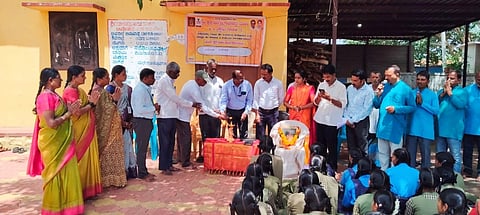 ಉರಬಿನಹಟ್ಟಿ ಗ್ರಾಮದಲ್ಲಿ ಬಾಲ್ಯವಿವಾಹ ತಡೆ ಕುರಿತಾದ ಬೀದಿನಾಟಕವನ್ನು ಗಣ್ಯರು ಉದ್ಘಾಟಿಸಿದರು. ಎಚ್.ಆರ್.ಲವಕುಮಾರ, ಎಚ್.ರೋಹಿತ್, ಶಾಂತಾ ಅಂಗರಗಟ್ಟಿ, ಸರಸ್ವತಿ ಕಂಬಾರ ಇತರರಿದ್ದರು.