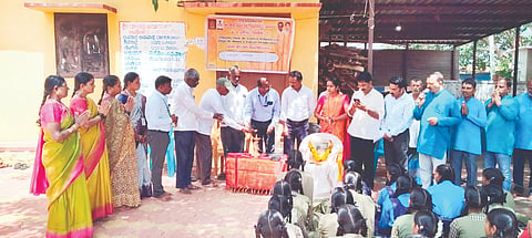 ಉರಬಿನಹಟ್ಟಿ ಗ್ರಾಮದಲ್ಲಿ ಬಾಲ್ಯ ವಿವಾಹ ತಡೆ ಕುರಿತಾದ ಬೀದಿನಾಟಕವನ್ನು ಗಣ್ಯರು ಉದ್ಘಾಟಿಸಿದರು. ಎಚ್.ಆರ್.ಲವಕುಮಾರ, ಎಚ್.ರೋಹಿತ್, ಶಾಂತಾ ಅಂಗರಗಟ್ಟಿ, ಸರಸ್ವತಿ ಕಂಬಾರ, ನಿಂಗನಗೌಡ ಪಾಟೀಲ ಇತರರಿದ್ದರು.