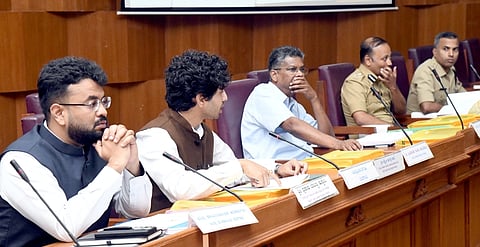 ಬೆಳಗಾವಿ ಸುವರ್ಣ ವಿಧಾನಸೌಧದಲ್ಲಿ ಬುಧವಾರ ನಡೆದ ಕೆಡಿಪಿ ಸಭೆಯಲ್ಲಿ ಸತೀಶ ಜಾರಕಿಹೊಳಿ ಮಾತನಾಡಿದರು.
