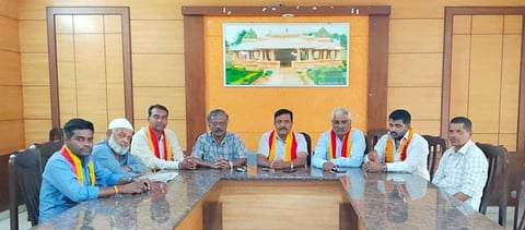 ಬೆಳಗಾವಿ ನಗರದ ಪ್ರವಾಸಿ ಮಂದಿರದಲ್ಲಿ ಶನಿವಾರ ಕನ್ನಡ ಸಂಘಟನೆಗಳ ಪದಾಧಿಕಾರಿಗಳ ಸಭೆ ಜರುಗಿತು. ಅಶೋಕ ಚಂದರಗಿ, ಮಹದಾದೇವ ತಳವಾರ, ಶ್ರೀನಿವಾಸ ತಾಳುಕರ ಇತರರಿದ್ದರು.