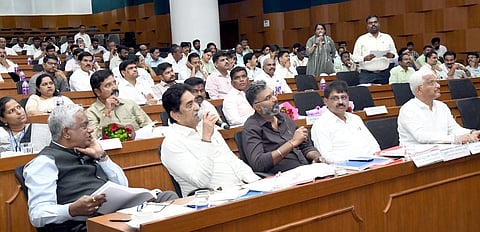 ಬೆಳಗಾವಿ ಸುವರ್ಣ ವಿಧಾನಸೌಧ ಸಭಾಂಗಣದಲ್ಲಿ ಬುಧವಾರ ನಡೆದ ಕೆಡಿಪಿ ಸಭೆಯಲ್ಲಿ ಸತೀಶ ಜಾರಕಿಹೊಳಿ ಮಾತನಾಡಿದರು. ಮೊಹಮ್ಮದ ರೋಷನ್, ರಾಹುಲ ಶಿಂಧೆ ಇತರರಿದ್ದರು.