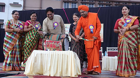 ಬೆಳಗಾವಿ ನಗರದ ನಾಗನೂರು ರುದ್ರಾ ಮಠದ ಎಸ್​ಜಿಬಿಐಟಿ ಕಾಲೇಜು ಸಭಾಂಗಣದಲ್ಲಿ ಸೋಮವಾರ ಕಲಾ ಸಂತೆ ಜನಪದ ಜಾತ್ರೆ ಕಾರ್ಯಕ್ರಮವನ್ನು ಡಾ. ಅಲ್ಲಮಪ್ರಭು ಸ್ವಾಮೀಜಿ ಉದ್ಘಾಟಿಸಿದರು. ಆಸೀಫ್​ ಸೇಠ್​, ಮಧುಮತಿ ಹಿರೇಮಠ ಇತರರಿದ್ದರು.