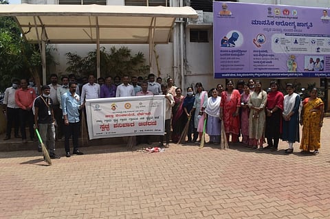  ಬೆಳಗಾವಿ ನಗರದ ‘ಸ್ವಚ್ಛ ಶನಿವಾರ’ ಅಭಿಯಾನಕ್ಕೆ ಶನಿವಾರ ಜಿಪಂ ಆವರಣದಲ್ಲಿ ಬಸವರಾಜ ಹೆಗ್ಗನಾಯಕ ಚಾಲನೆ ನಿಡಿದರು. ಬಸವರಾಜ ಅಡವಿಮಠ, ಗಂಗಾಧರ ದಿವಟರ ಇತರರಿದ್ದರು.