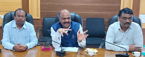 ಬೆಳಗಾವಿ ನಗರದ ಪ್ರವಾಸಿ ಮಂದಿರ ಸುದ್ದಿಗೋಷ್ಠಿಯಲ್ಲಿ ಅಡಿವೇಶ ಇಟಗಿ ಮಾತನಾಡಿದರು. ವಿರೂಪಾಕ್ಷಗೌಡ ಪಾಟೀಲ, ಮೇಘನಾ ಹಿರೇಮಠ, ರೇಣುಕಾ ಎಚ್. ಪುತ್ರಣ ಇತರರಿದ್ದರು. 