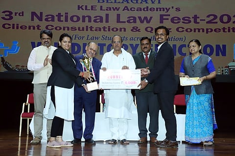 ಬೆಳಗಾವಿ ನಗರದ ಕೆಎಲ್​ಇ ಸಂಸ್ಥೆಯ ಬಿ.ವಿ.ಬೆಲ್ಲದ ಕಾನೂನು ಮಹಾವಿದ್ಯಾಲಯದಲ್ಲಿ ಹಮ್ಮಿಕೊಂಡಿದ್ದ ಕಾನೂನು ಉತ್ಸವದಲ್ಲಿ ವಿದ್ಯಾರ್ಥಿಗಳಿಗೆ ಪ್ರಶಸ್ತಿ, ನಗದು ಬಹುಮಾನ ಮಹಾಂತೇಶ ಕವಟಗಿಮಠ, ಬಿ.ಎ.ಪಾಟೀಲ ಪ್ರದಾನ ಮಾಡಿದರು. ಡಾ. ಬಾಬಾಗೌಡ ಪಾಟೀಲ, ರಾಜಶೇಖರ ತಿಲಗಂಜಿ ಇತರರಿದ್ದರು.