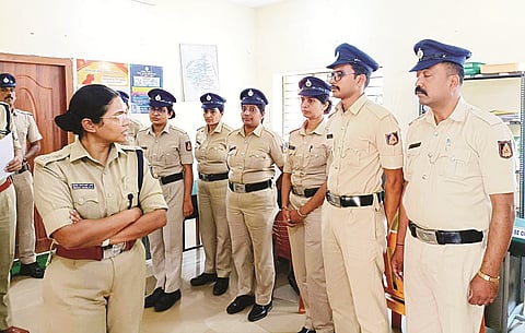 ಮಡಿಕೇರಿಯಲ್ಲಿರುವ ಸೈಬರ್ ಕ್ರೈಂ ಠಾಣೆಗೆ ಗುರುವಾರ (ಜ.15) ಭೇಟಿ ನೀಡಿದ ಎಸ್‌ಪಿ ಆರ್.ಎಸ್.ಬಿಂದುಮಣಿ ಅಲ್ಲಿನ ಕಾರ್ಯ ಚಟುವಟಿಕೆಗಳನ್ನು ಪರಿಶೀಲಿಸಿ ಅಧಿಕಾರಿ ಮತ್ತು ಸಿಬ್ಬಂದಿಗೆ ಸೈಬರ್ ಅಪರಾಧಗಳ ತನಿಖೆಯ ಕುರಿತು ನಿರ್ದೇಶನಗಳನ್ನು ನೀಡಿದರು.