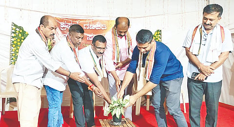 ಗೋಣಿಕೊಪ್ಪಲು ಉಮಾಮಹೇಶ್ವರಿ ಬಡಾವಣೆಯ ಪ್ರಸನ್ನ ಗಣಪತಿ ಸೇವಾ ಸಂಘದ ವತಿಯಿಂದ ಆಯೋಜಿಸಿದ್ದ ಸಾಂಸ್ಕೃತಿಕ ಸಂಜೆ ಕಾರ್ಯಕ್ರಮವನ್ನು ಗೋಣಿಕೊಪ್ಪಲು ಗ್ರಾಮ ಪಂಚಾಯಿತಿ ಅಭಿವೃದ್ಧಿ ಅಕಾರಿ ತಿಮ್ಮಯ್ಯ ಉದ್ಘಾಟಿಸಿದರು. ಬಿ.ಎನ್.ಪ್ರಕಾಶ್, ಅಮೃತ್ ರಾಜ್, ಸೋಮಯ್ಯ ಮತ್ತಿತರರು ಇದ್ದರು.