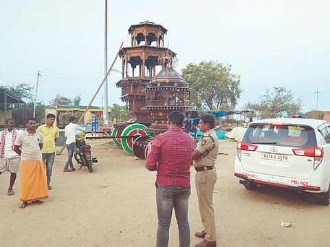 ಹುಲಿಗೆಮ್ಮ ದೇವಿ ಜಾತ್ರೆ ನಿಮಿತ್ತ ತೊಂಡಿಹಾಳ ಗ್ರಾಮಕ್ಕೆ ಎಎಸ್ಪಿ ಕುಮಾರಸ್ವಾಮಿ ಶುಕ್ರವಾರ ಭೇಟಿ ನೀಡಿ ಪರಿಶೀಲಿಸಿದರು.