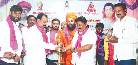  ಮಾದನಹಿಪ್ಪರಗಿಯ ಖಂಡೇಶ್ವರ ದೇವಾಲಯದಲ್ಲಿ ಹಮ್ಮಿಕೊಂಡಿದ್ದ ಮಹಾತ್ಮ ಜ್ಯೋತಿಭಾ ಫುಲೆ ಅವರ 199ನೇ ಜಯಂತಿ ಕಾರ್ಯಕ್ರಮವನ್ನು ಮಹಾರಾಷ್ಟ್ರದ ಮಾಜಿ ಸಚಿವ ಸಿದ್ದರಾಮ ಮೇತ್ರೆ ಉದ್ಘಾಟಿಸಿದರು. ಶ್ರೀ ಶಾಂತವೀರ ಶಿವಾಚಾರ್ಯ, ಆರ್​.ಕೆ.ಪಾಟೀಲ್​, ಗಣೇಶ ಪಾಟೀಲ್​, ಪ್ರಥಮೇಶ ಮೇತ್ರೆ, ಸಿದ್ದಾರಮ ತೋಳನೂರ ಇತರರಿದ್ದರು 