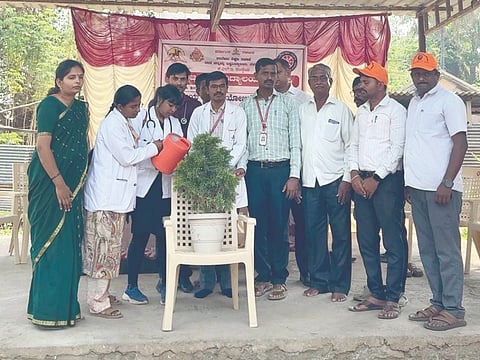 ಕುಸನಾಳ ಗ್ರಾಮದಲ್ಲಿ ಶಿರಗುಪ್ಪಿ ಗ್ರಾಮದ ಕೆಎಲ್‌ಇ ಸಂಸ್ಥೆ ಮಹಾವಿದ್ಯಾಲಯದಿಂದ ಹಮ್ಮಿಕೊಂಡಿದ್ದ ಆರೋಗ್ಯ ತಪಾಸಣೆ ಶಿಬಿರವನ್ನು ಗಣ್ಯರು ಉದ್ಘಾಟಿಸಿದರು. ಡಾ.ಸೂರಜ ಕುಂಬಾರ, ಬಿ.ಆರ್. ನರವಾಡೆ, ಸ್ವಾತಿ ಪಾಟೀಲ ಇತರರಿದ್ದರು.