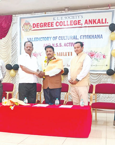 ಅಂಕಲಿ ಗ್ರಾಮದ ಕೆಎಲ್‌ಇ ಸಂಸ್ಥೆಯ ಪದವಿ ಮಹಾವಿದ್ಯಾಲಯದಲ್ಲಿ ಹಮ್ಮಿಕೊಂಡಿದ್ದ ಬೀಳ್ಕೊಡುಗೆ ಸಮಾರಂಭದಲ್ಲಿ ಸುನೀಲ ಶಿಂಧೆ ಅವರನ್ನು ಸುರೇಶ ಪಾಟೀಲ ಸನ್ಮಾನಿಸಿದರು. ಎಂ.ಎಸ್.ಕಾನಡೆ ಇದ್ದರು.